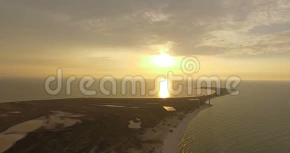 德扎里拉哈奇岛上惊人的日落的空中拍摄视频的预览图