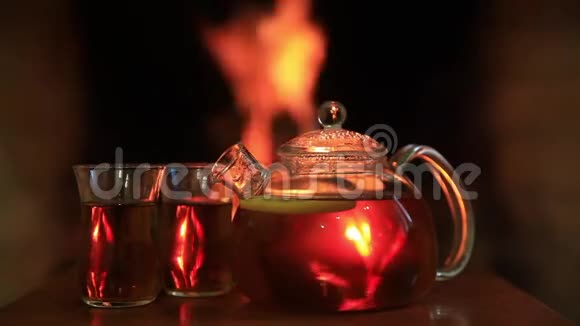 壁炉附近有两杯热茶神奇舒适的夜晚概念复制空间视频的预览图