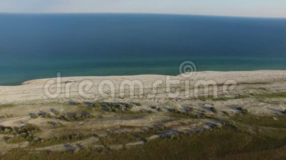 夏季蓝色水域的Dzharylhach岛的一个沙棘空中拍摄视频的预览图