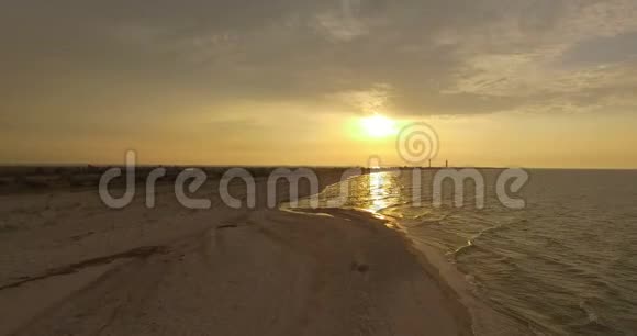 美丽的日落在黑海海岸与令人难以置信的太阳之路在夏天视频的预览图