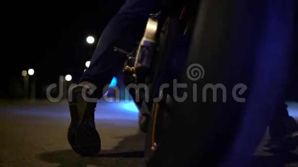 一个晚上在城市道路上骑摩托车的人正在疲劳慢动作视频的预览图