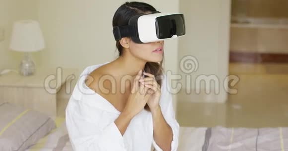 穿着虚拟现实眼镜的蜘蛛女视频的预览图