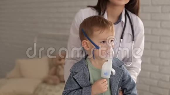 医生和孩子在医院里用喷雾器视频的预览图