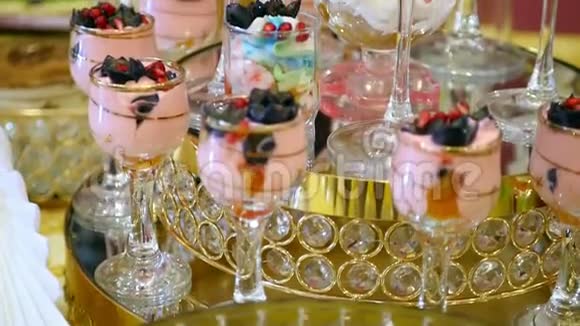 五颜六色的水果甜点果冻和蛋酥在玻璃庆祝晚餐中食物设计幻灯片运动视频的预览图