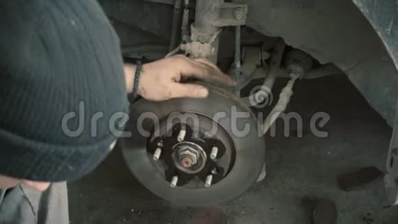 汽车盘式刹车维修特写视频视频的预览图