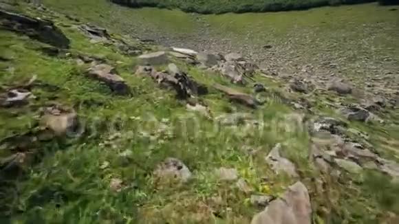 镜头移动在山岩之上视频的预览图