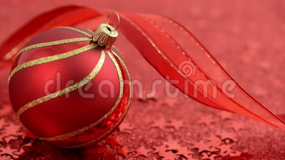 圣诞节有圣诞树球和红色背景下的星星视频的预览图