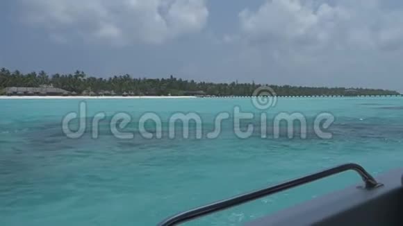 从一艘船上看到一个热带岛屿白沙和蔚蓝的海洋视频的预览图