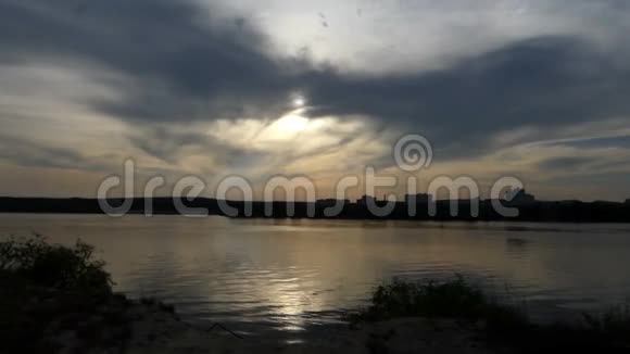 夏天湖面上有一条阳光普照的小路视频的预览图
