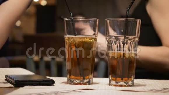 桌子前景上有两杯鸡尾酒视频的预览图