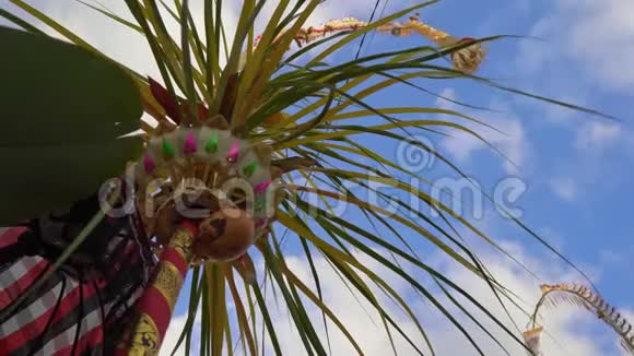 为庆祝加隆加节假日在巴厘岛的一个入口上制作了一系列装饰文化生活视频的预览图