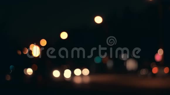 夜晚城市背景的灯光城市交通中移动汽车的离焦前灯抽象的明亮的闪光的彩色的视频的预览图
