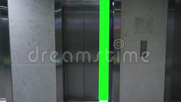 用绿色屏幕打开电梯门办公楼电梯视频的预览图