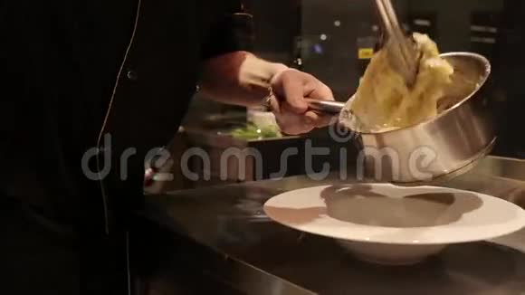 煮面食的过程视频的预览图