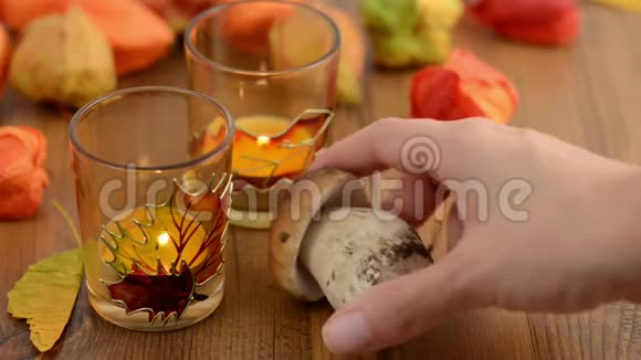 在桌上放一个小圆面包蘑菇装饰秋天视频的预览图