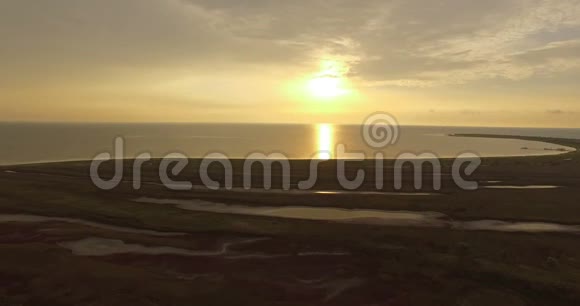 美丽的日落在黑海海岸与金色阳光之路波浪视频的预览图