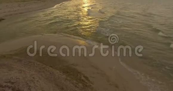 潮波以一种轻松的方式遇见黑海海岸的沙岸视频的预览图