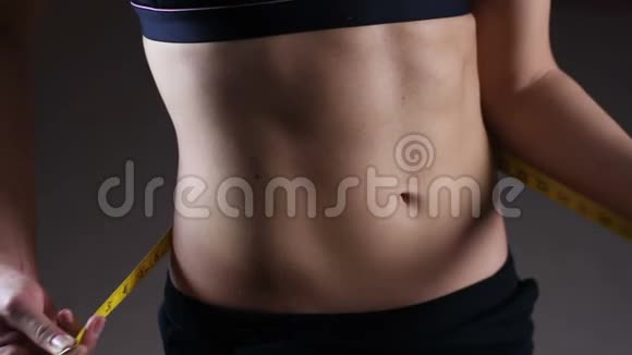 运动型女士减肥后测腰积极锻炼身体视频的预览图
