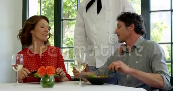 厨师和可爱的情侣聊天视频的预览图