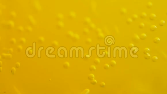 橙色的夏天喝泡泡泡沫世界橙色苏打水的特写橙色汽水和气泡视频的预览图