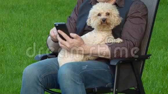 一个人抱着狗坐着视频的预览图