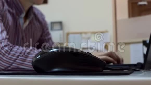 年轻的金发男人在家里的笔记本电脑上打字很快房间宽敞视频的预览图