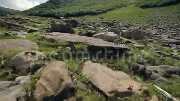 镜头移动在山岩之上视频的预览图