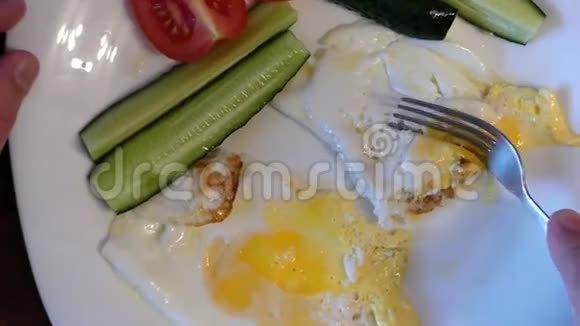 一份带煎蛋的早餐盘和一个民间的手视频的预览图