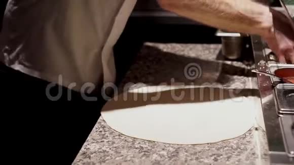 厨师的多重任务厨师生披萨视频的预览图