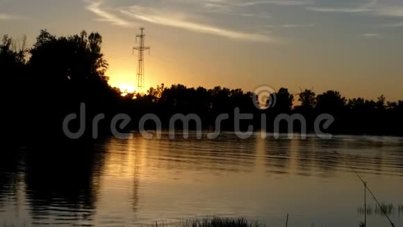 一个风景如画的湖日落时有绿色的和芦苇视频的预览图