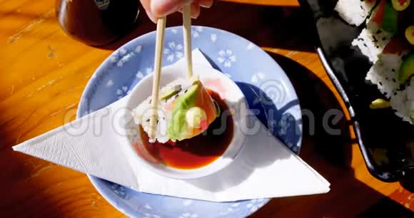 4k餐厅里有带酱汁寿司的女人视频的预览图