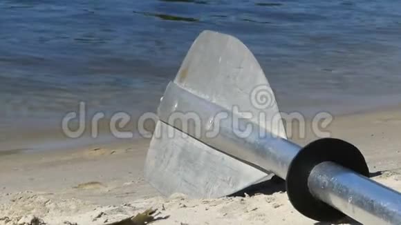 一只金属桨在夏天的沙滩上视频的预览图
