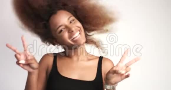 有着一头巨大的非洲头发的贝维特黑人女人开心地笑着跳舞视频的预览图