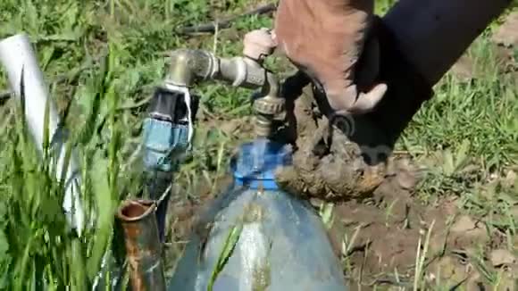 夏天一个男人从水龙头里把水倒在塑料浴缸里视频的预览图