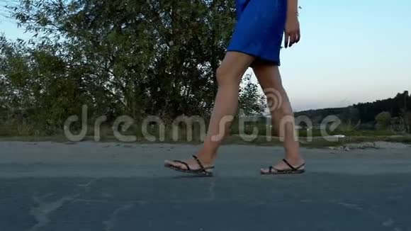 夏天在斯洛文尼亚女性的双腿行走在靠近湖泊的道路上视频的预览图