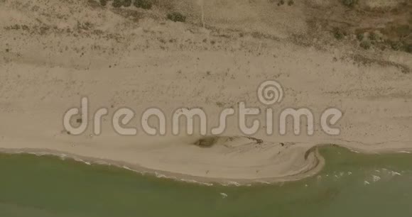 4k空中空中定格拍摄的黑海沙质海岸视频的预览图