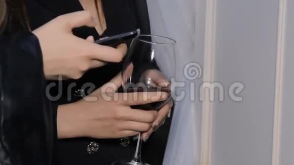手中的红酒杯视频的预览图