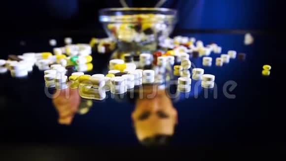 一个人坐在碗前吃药丸就像吃饭一样视频的预览图
