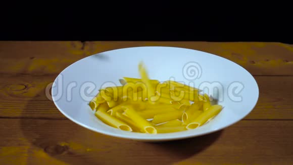 盘子里掉落的小麦面食视频视频的预览图