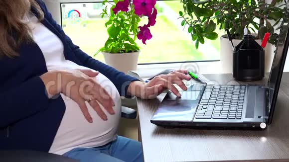 怀孕的商业女性手提电脑工作视频的预览图