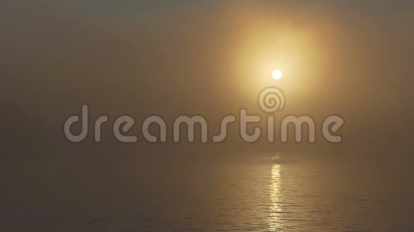 夏日灿烂的日落浓雾笼罩着湖面视频的预览图