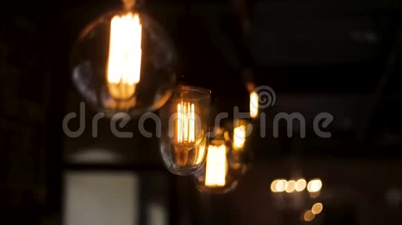 老式灯泡悬挂和装饰在客厅复古豪华灯装饰发光光线从视频的预览图