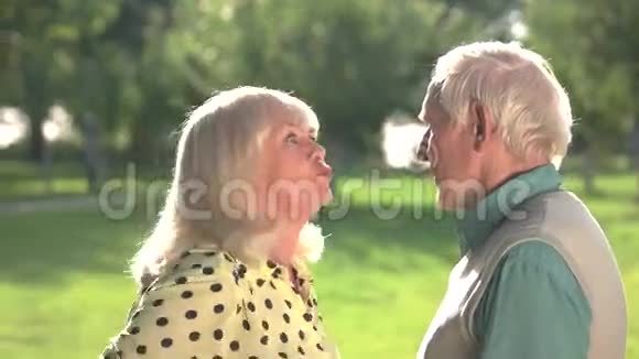 年长夫妇吵架视频的预览图