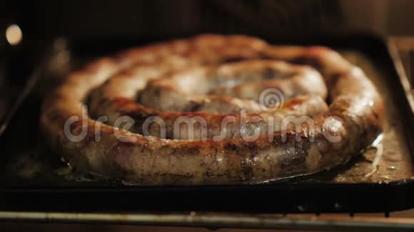 自制香肠是用电烤箱炒的复活节的节日菜肴视频的预览图