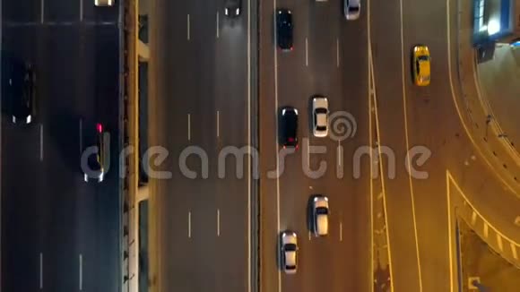 很多车在高速公路上路在晚上4K视频的预览图