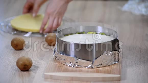 用海绵蛋糕做猕猴桃慕斯蛋糕视频的预览图