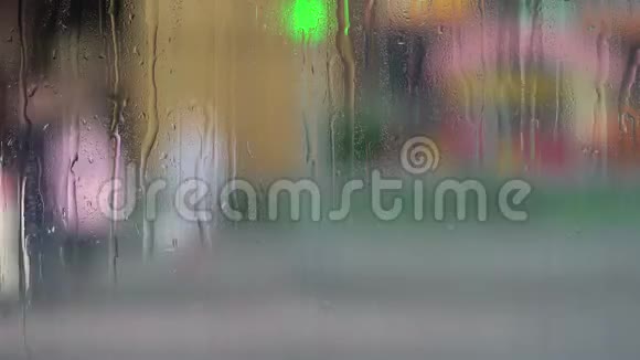 窗户玻璃上的雨滴模糊的背景视频的预览图
