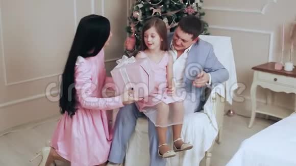 家人分享圣诞礼物视频的预览图