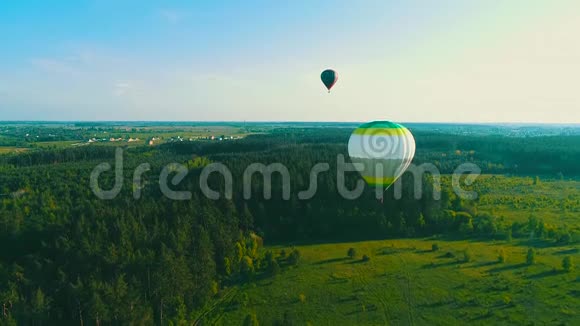 飞过热气球热气球在空中飞过农村的一片田野空中观景热空气视频的预览图