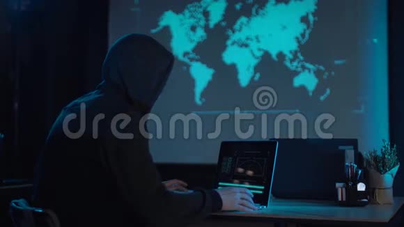 男人晚上打字笔记本电脑视频的预览图